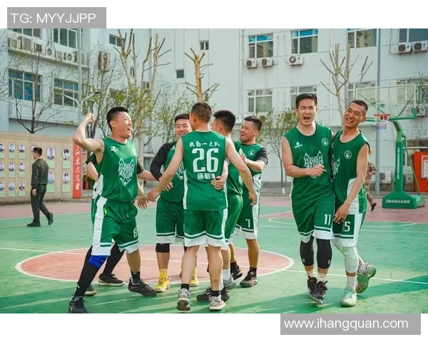 足球明星跨界挑战篮球赛场展现惊人实力与风采