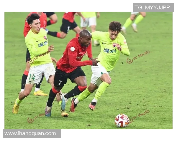 足球明星齐聚赛场激情四溢引发球迷热潮盛况空前